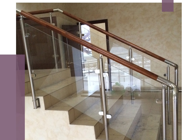 Комбинированные перила из металла и дерева в Кохме